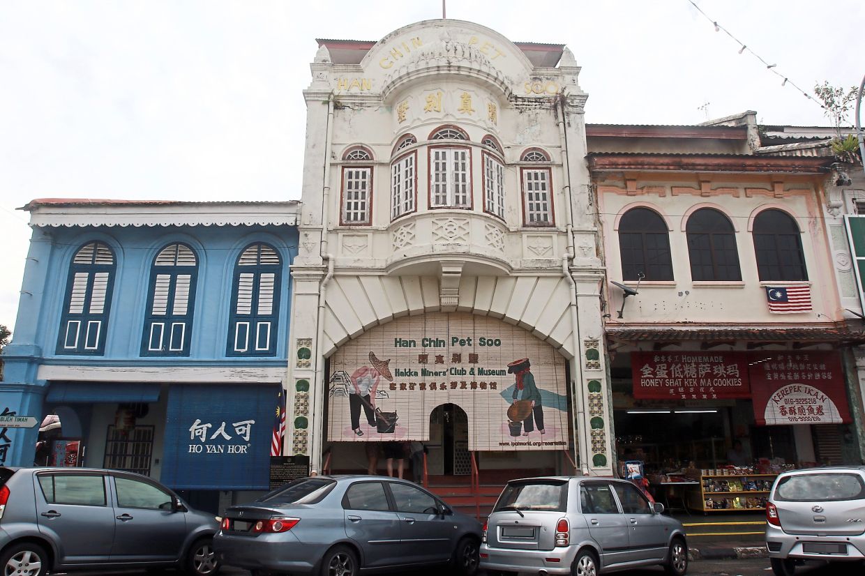 (From left) Private museums Hor Yan Hor and Han Chin Pet Soo at Jalan Bijeh Timah, are among Ipoh's popular museums. -- RONNIE CHIN/The Star